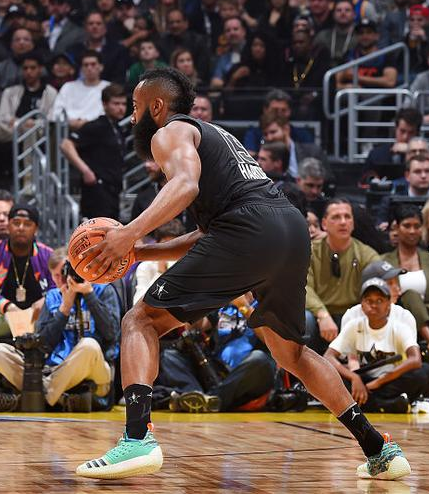 希罗变向直接晃倒康西尔，抬手三分张手命中.