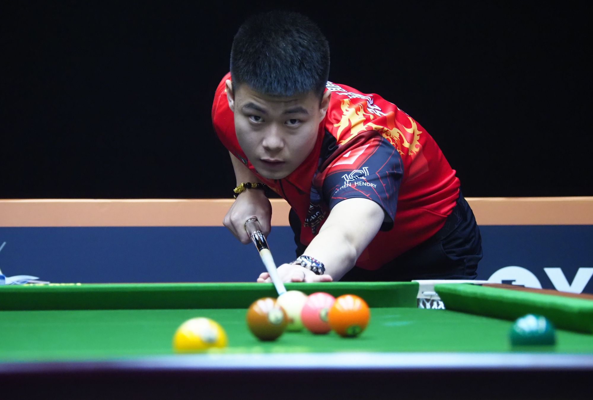 希罗变向直接晃倒康西尔，抬手三分张手命中.