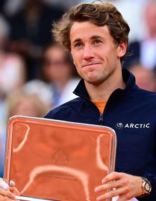 B费已在欧联杯打进23球，超越22球的枪手名宿博格坎普.